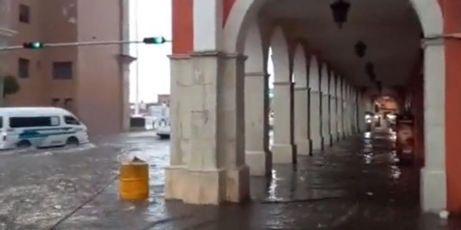 Inundación en Pachuca tras las fuertes lluvias de esta tarde.