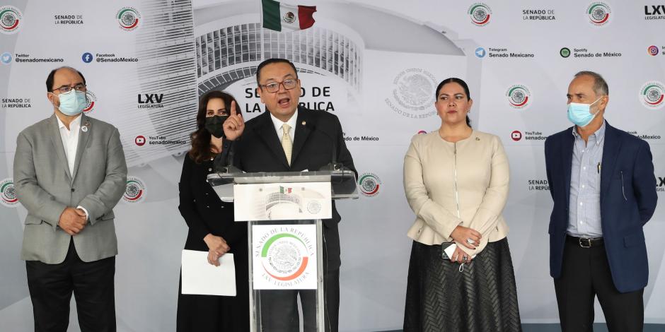 De izq. a der.: Emilio Álvarez Icaza, Nancy de la Sierra, Germán Martínez, Alejandra León y Gustavo Madero, ayer, en conferencia.