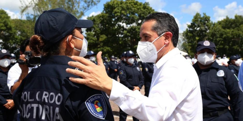 El gobernador de Quintana Roo Carlos Joaquín presentó y puso en servicio al grupo “Victoria”.