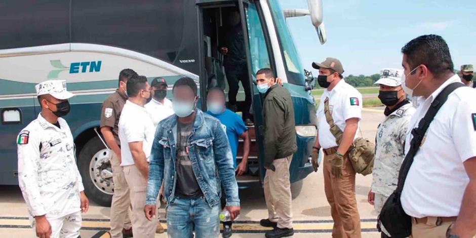 Migrantes haitianos fueron repatriados, ayer, desde el aeropuerto de Villahermosa.
