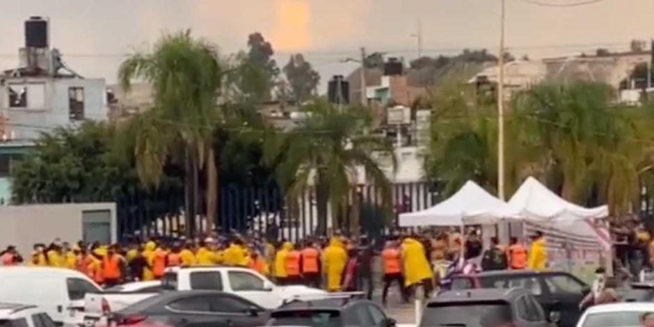Seguidores de Tigres y San Luis arman gresca a las afueras del estadio.