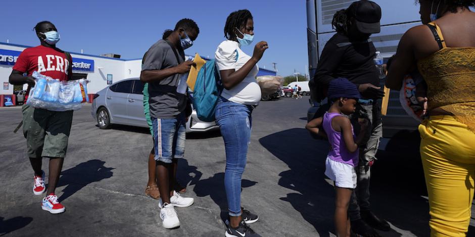 Migrantes abordan un autobús luego de ser procesados por autoridades migratorias, el pasado 20 de septiembre.