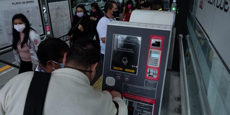Un usuario recarga su tarjeta en las nuevas máquinas de la estación Félix Cuevas del Metrobús.