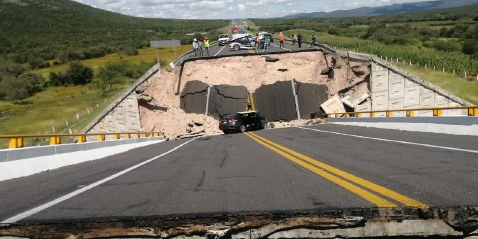 Puente elevado colapsado en la carretera Cerritos-Tula.