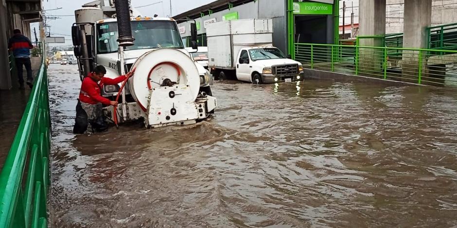 Persona de la Comisión del Agua ayudó con las inundaciones en las calles de Edomex.