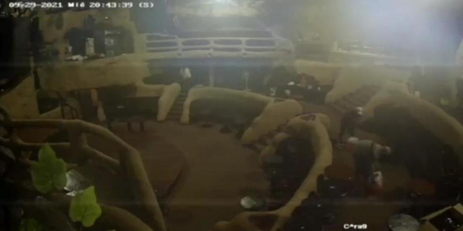 En redes sociales se difundió el video del momento exacto en el que provocaron el incendio en la discoteca Baby'O, ubicada en Acapulco.