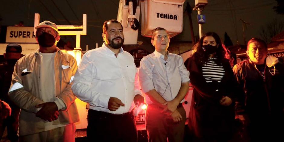 El alcalde electo de Coyoacán, Giovani Gutiérrez, supervisando sustitución de luminarias en la colonia Ejido Viejo de Santa Úrsula.