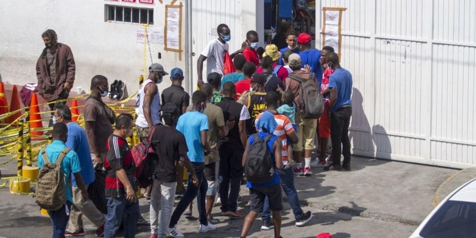 Cientos de haitianos arribaron a las casas albergue para migrantes en Monterrey, las cuales lucen abarrotadas.