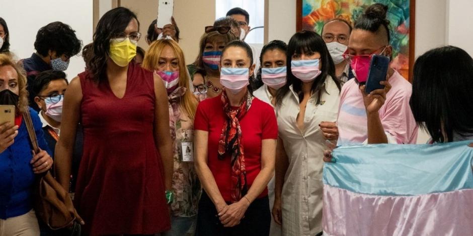 La diputada federal María Clemente García y Claudia Sheinbaum durante la inauguración de la primer clínica de salud para personas de la comunidad trans