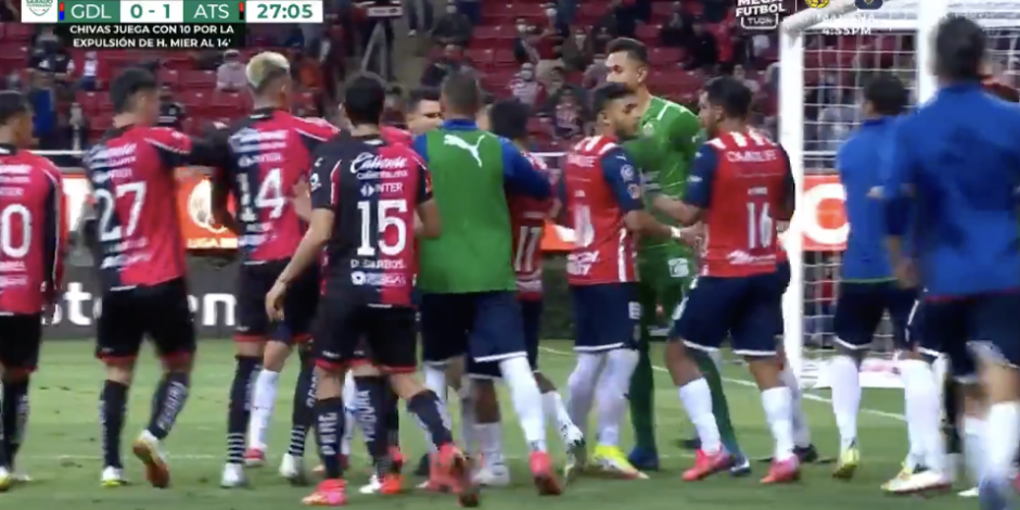 Futbolistas de Chivas y Atlas durante la bronca tras el gol de Aldo Rocha.