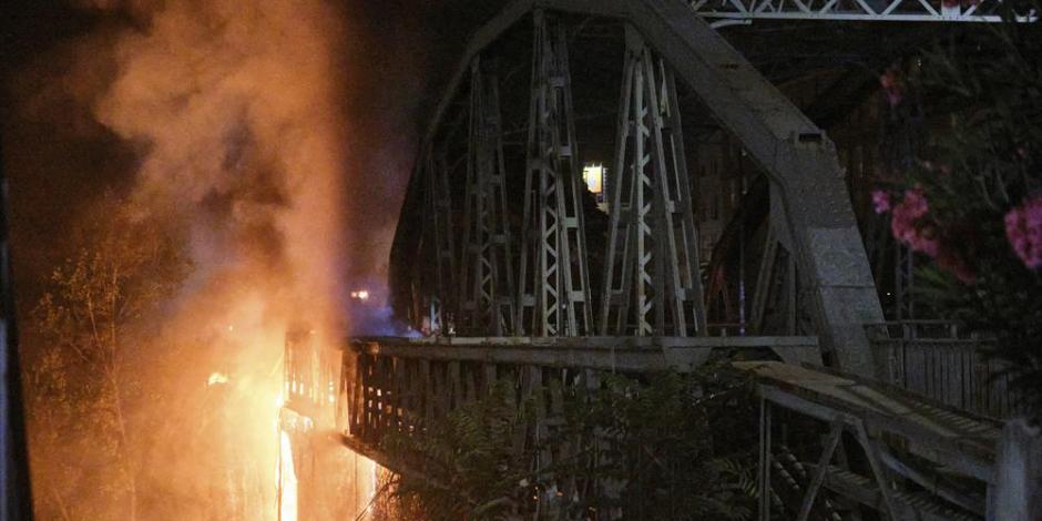 El incendio en el puente histórico de Roma provocó el colapso de un tramo de cerca de siete metros de largo de una pasarela exterior de la estructura