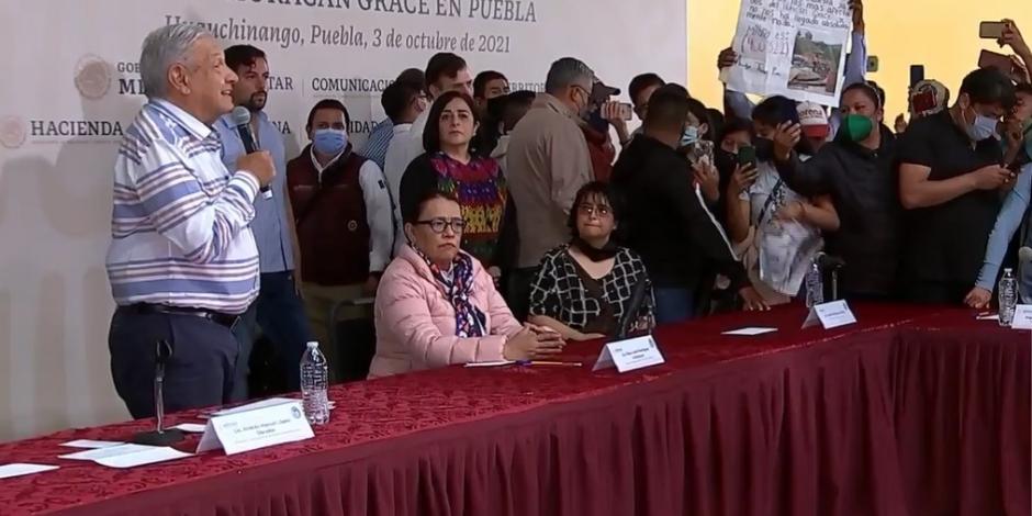 Manifestantes irrumpen evento de AMLO en Puebla