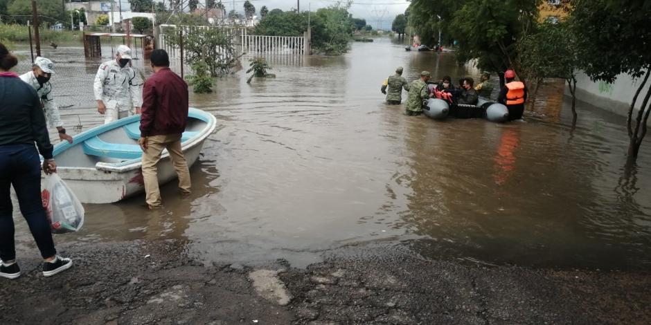 Autoridades de diferentes dependencias trabajan en la evacuación en San Juan del Río, en Querétaro.