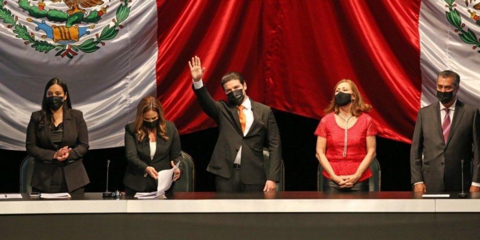 Samuel García Sepúlveda toma protesta como gobernador de Nuevo León acompañado de autoridades federales y estatales en el Teatro de la Ciudad.