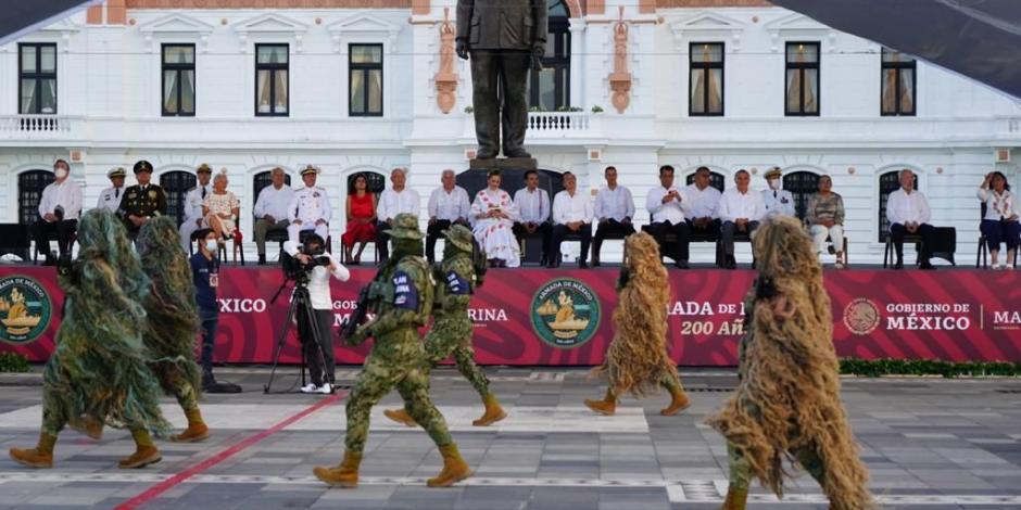Se realiza desfile militar por los 200 años de la Armada de México.