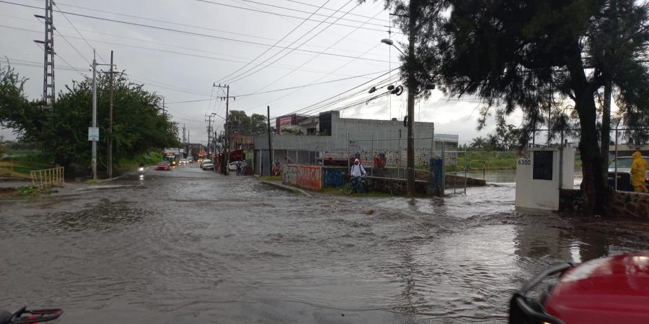 Las autoridades viales recomendaron a los conductores manejar con cuidado ante las inundaciones en Jalisco