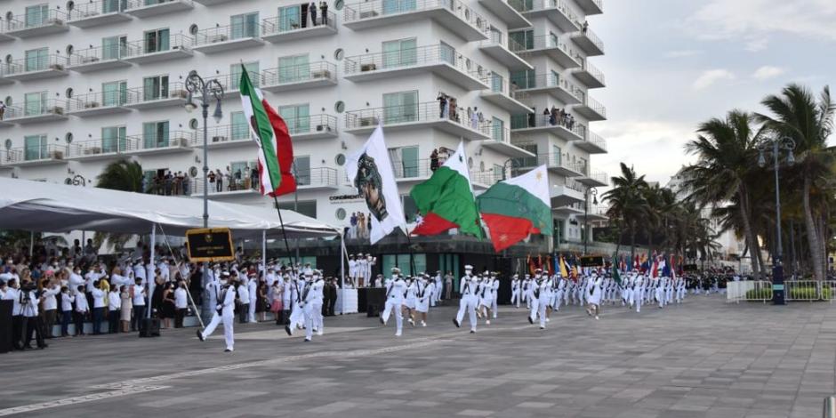 El puerto de Veracruz se vistió de fiesta este 4 de octubre para conmemorar los 200 años de la Marina