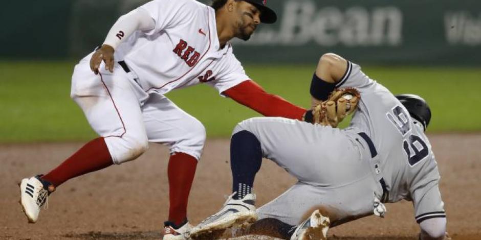 Una acción de un duelo entre Yankees vs Red Sox, de la MLB