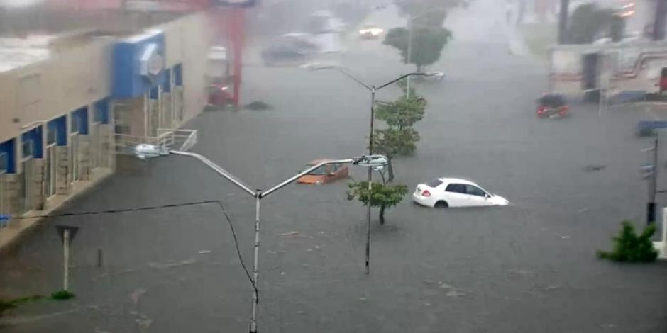 Videos muestran las afectaciones que dejaron las intensas lluvias registradas en Mérida, Yucatán; inundaciones impiden el tránsito de algunos coches.
