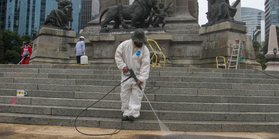 Trabajos de limpieza en el Ángel de la Independencia, monumento que ha sufrido daños derivado de distintas manifestaciones.