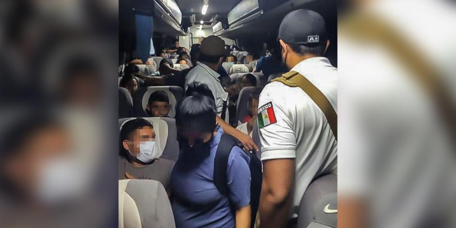 En el autobús con migrantes había 28 menores de edad que fueron trasladados a una oficina del Sistema Nacional DIF en Tabasco.