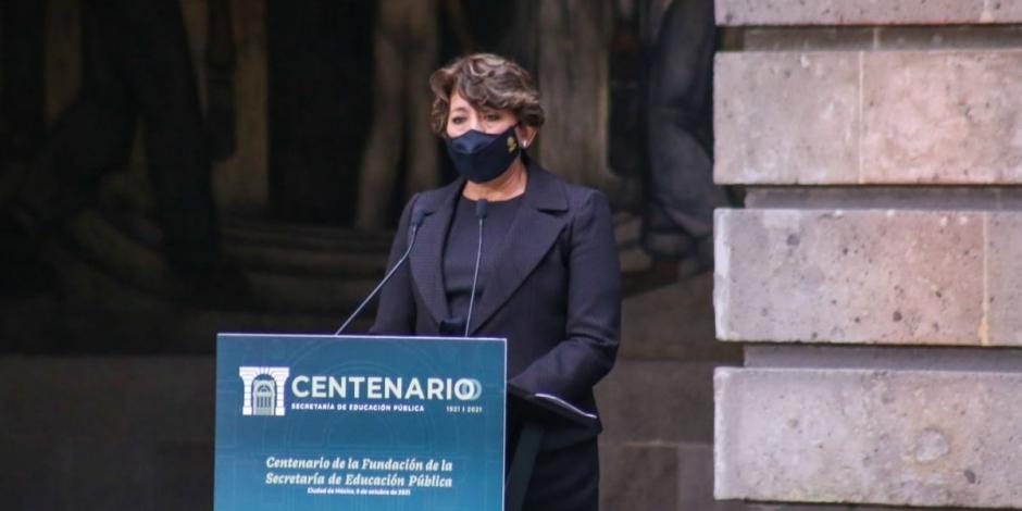 Delfina Gómez, titular de la SEP, durante la conmemoración de los 100 años de la dependencia.