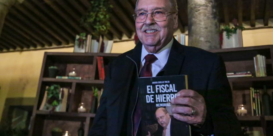 Javier Coello Trejo durante la presentación de su libro "El Fiscal de Hierro".