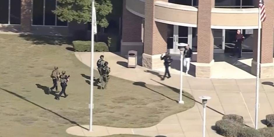 Agentes ingresan a la secundaria Timberview, ayer, tras el ataque armado.