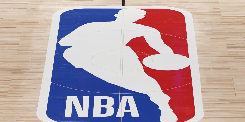 El logo de la NBA en la cancha de la arena de Lake Buena Vista, Florida, en agosto del año pasado.