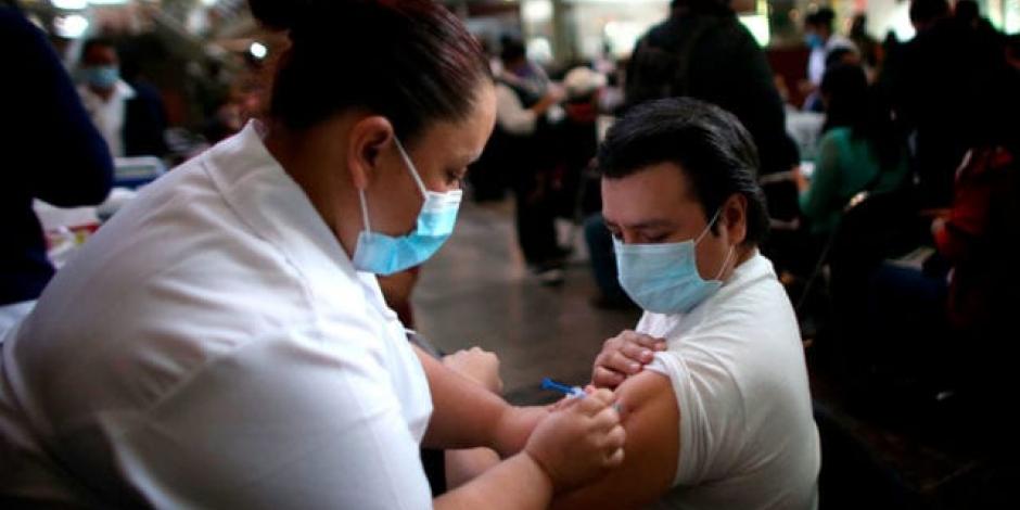 Anuncian vacunación de refuerzo contra COVID-19 en 100 municipios.