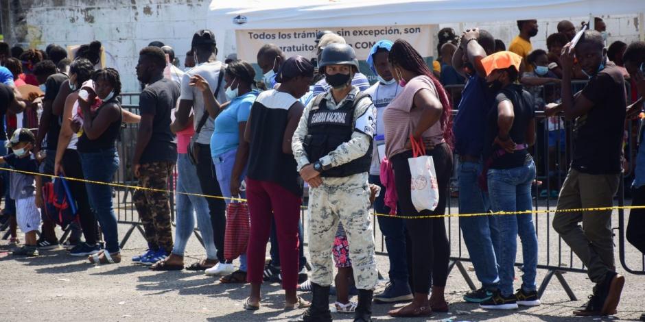 Migrantes haitianos llegan al Estadio Olímpico, espacio que fue habilitado por la Comar en Tapachula, Chiapas.