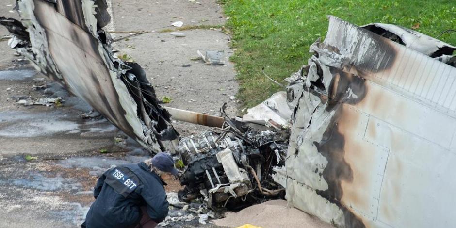Un miembro de la Junta de Seguridad en el Transporte inspecciona los restos de la avioneta en el lugar del accidente en Montreal