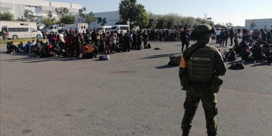 Los migrantes, en la carretera Ciudad Victoria-Monterrey, ayer.