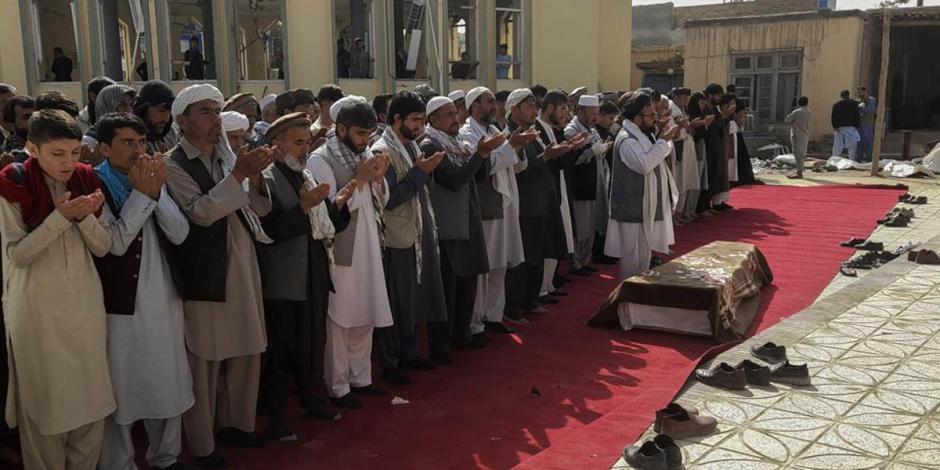 Talibanes en el funeral de las personas que perdieron la vida ayer viernes en un ataque del Estado Islámico a una mezquita en Kunduz, Afganistán.