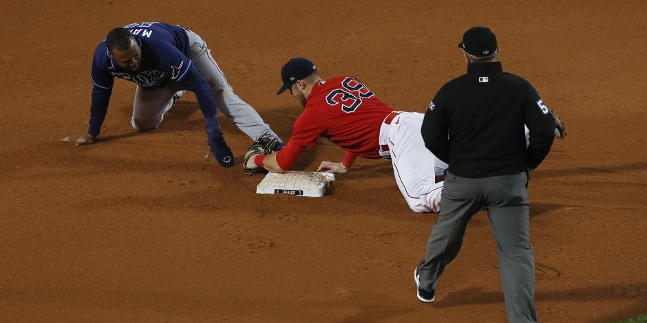 El segunda base de los Red Sox, Christian Arroyo (39), elimina a Manuel Margot, de los Rays, quien salió de la bolsa mientras intentaba robar la segunda base.
