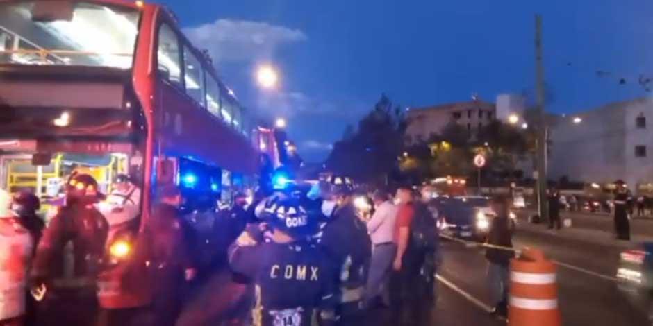 Un accidente entre dos unidades del Metrobús en la Ciudad de México dejó un saldo de por lo menos diez personas lesionadas