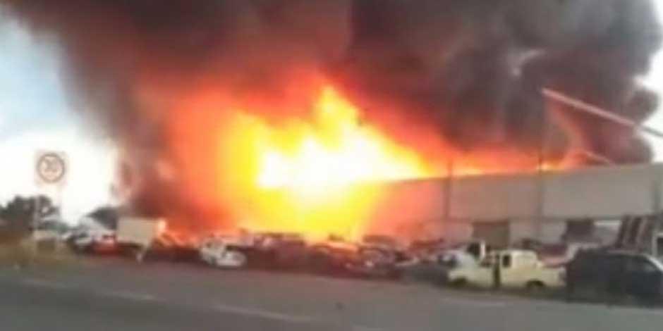 Incendio consume lote de piezas automotrices en Huichapan, Hidalgo