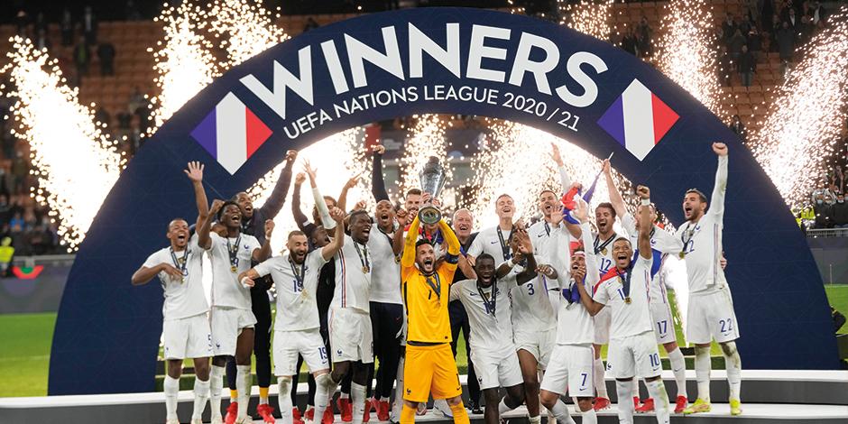 Jugadores franceses celebran su triunfo, ayer, al levantar el título.