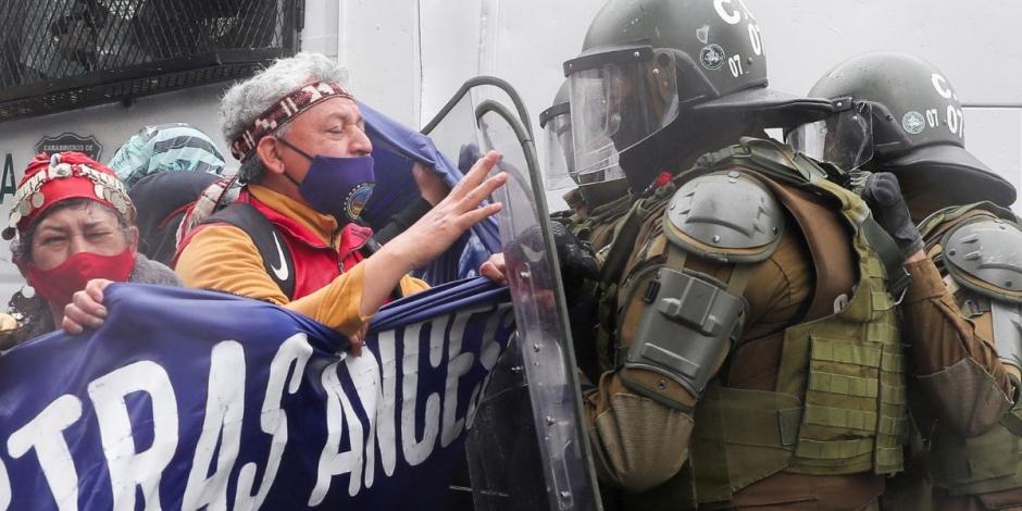 Los manifestantes se enfrentan contra la policía antidisturbios durante una marcha de protesta de activistas indígenas mapuche en el centro de Santiago, Chile.