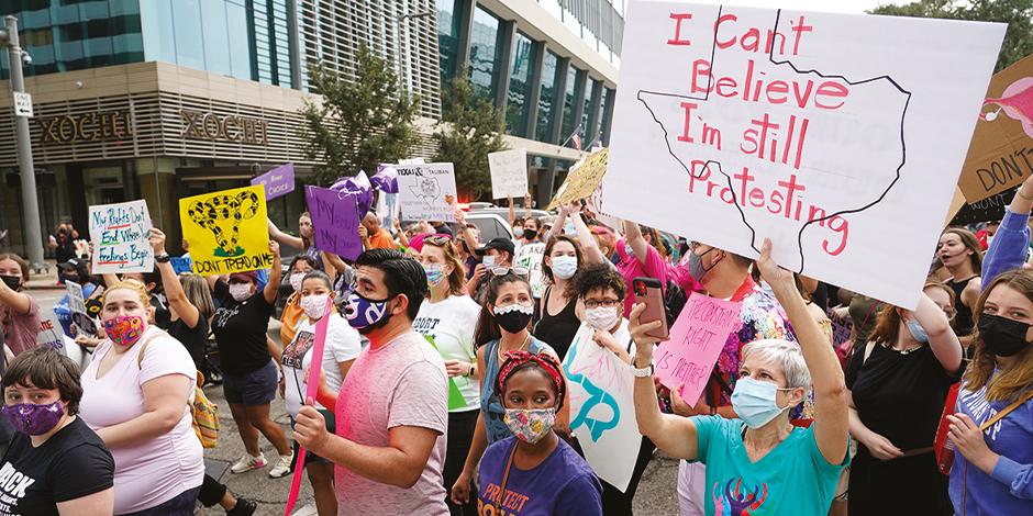 Defensores del aborto protestan contra la ley que prohíbe este derecho en Texas.