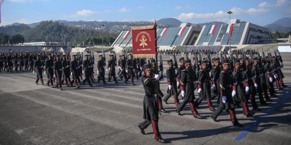 Cadetes marchan durante el aniversario 198 del Heroico Colegio Militar.