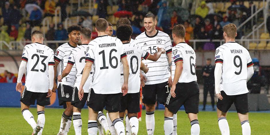 Jugadores alemanes festejan un gol, ayer, en suelo macedonio.