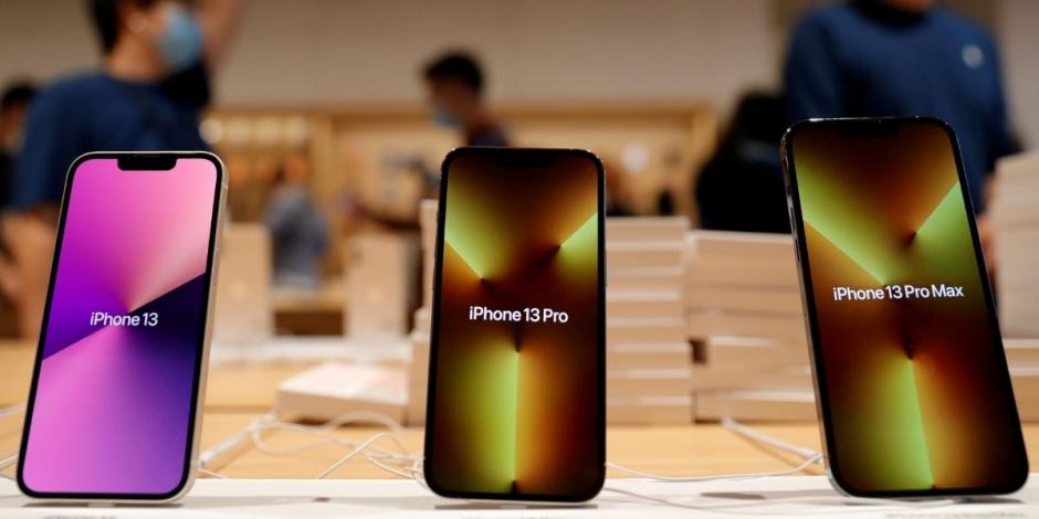 Los modelos del iPhone 13 se muestran en una Apple Store el día en que sale a la venta la nueva serie en Beijing, China, el 24 de septiembre de 2021.