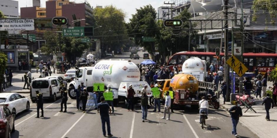 Trabajadores del gremio gasero bloquearon el cruce de Insurgentes y Eje 5 Sur al exterior de la Secretaria de Energía, en la Ciudad de México, el pasado lunes.