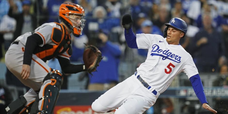 Una acción del duelo entre San Francisco Giants y Los Ángeles Dodgers