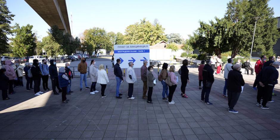 Ciudadanos hacen fila para ingresar a un centro de vacunación en Serbia, donde aplican la dosis rusa.