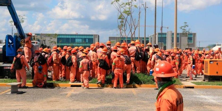 Trabajadores de la refinería de Dos Bocas protestan por segundo día consecutivo.