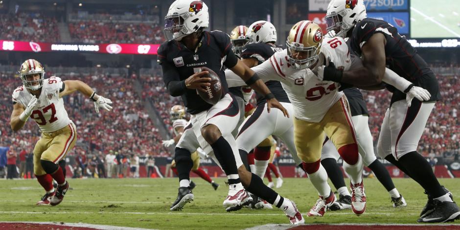 Una jugada del duelo entre los Cardinals de Arizona y los 49ers de San Francisco, de la NFL