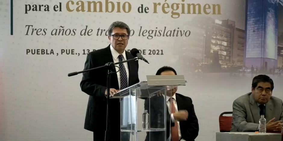 Ricardo Monreal informó que en la ofrenda se rinde homenaje a los senadores Antonio Saldívar, Santos González, Tomás Torres y Humberto Godoy.