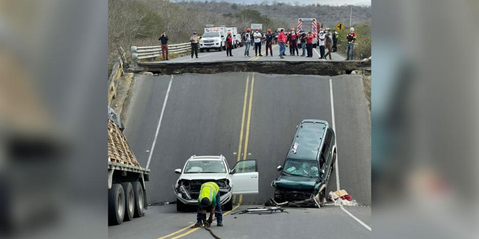 El puente en Manabí, Ecuador, colapsó y se fracturó en tres partes.